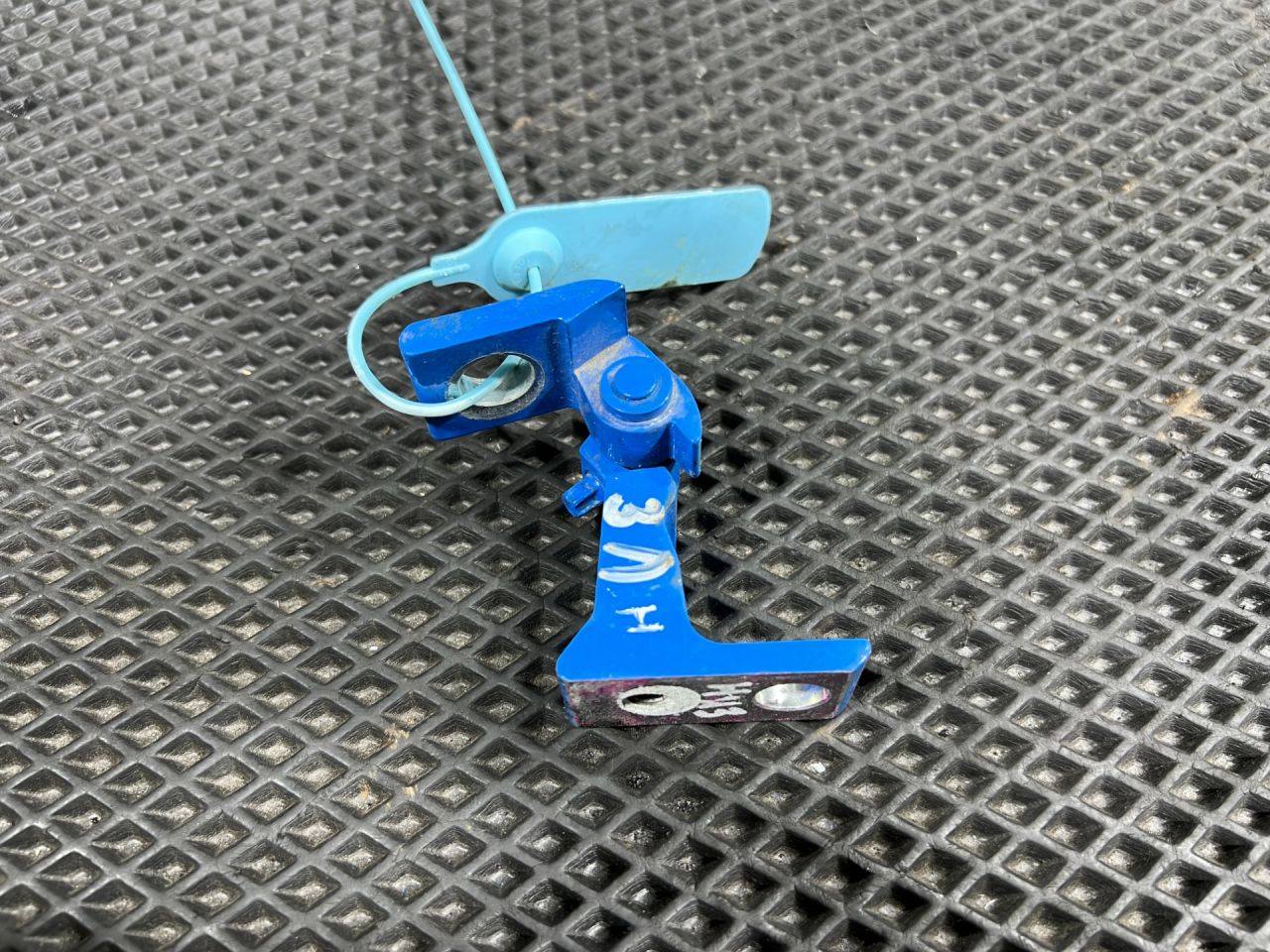 петля двери Volkswagen Taos 1 поколение 2023, 1.5 л., DNKA, бензин, АКПП, внедорожник 5 дв., передний привод, 8X0831403E - фото №1