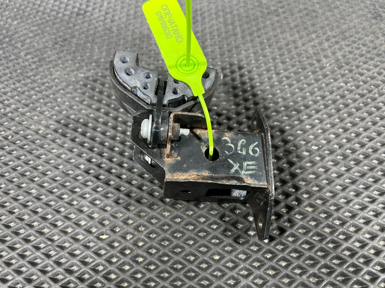 кронштейн радиатора Jaguar XE 1 поколение X760 2017, 2.0 л., 204DTD, дизель, АКПП, седан, T2H3711, T2H42340, T2H30031, T2H44767, T2H25175, T2H53098, GX738A291CD, T2H4076 - фото №1