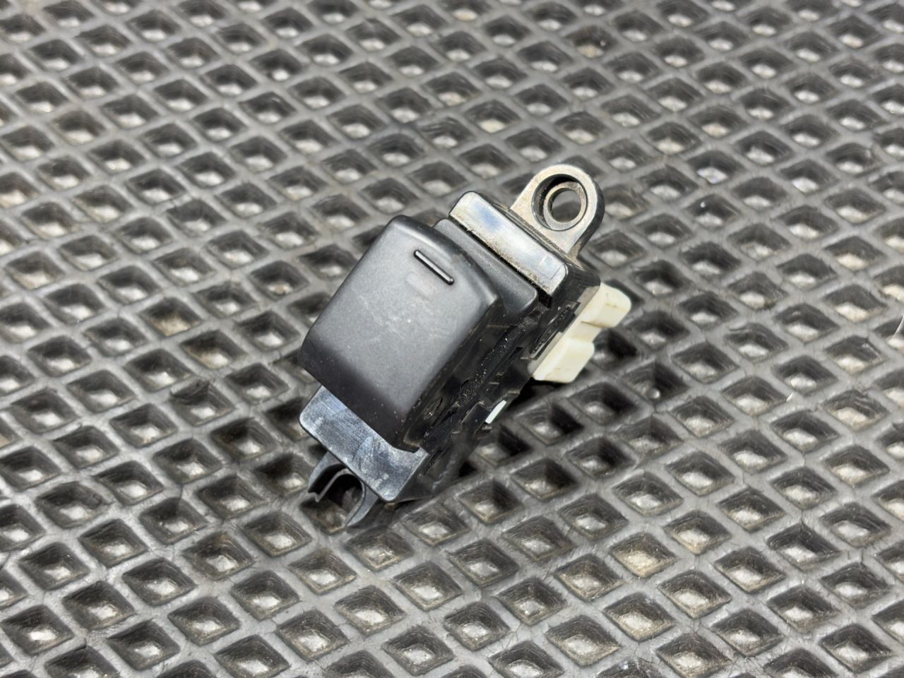 кнопка стеклоподъемника двери Infiniti FX35 1 поколение 2006, 3.5 л., VQ35DE, бензин, АКПП, внедорожник 5 дв., 25411-AX600 - фото №1