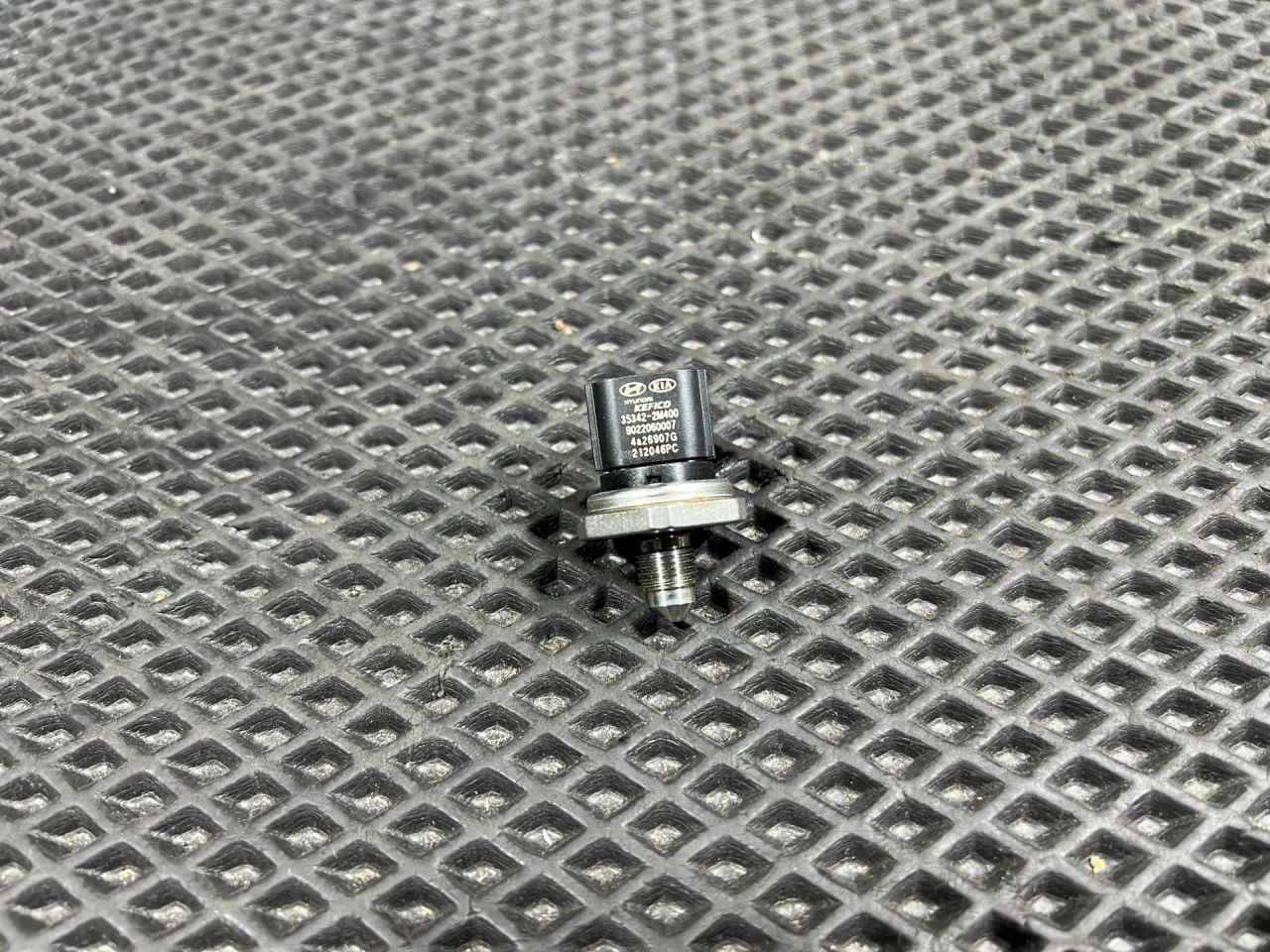 датчик давления топлива Kia Sorento 4 поколение 2023, 2.0 л., G4KA, бензин, АКПП, внедорожник 5 дв., передний привод, 35342-2M400 - фото №1