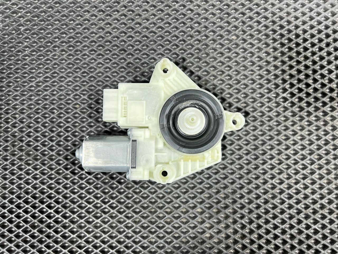 моторчик стеклоподъемника задний левый Volkswagen Taos 1 поколение 2023, 1.5 л., DNKA, бензин, АКПП, внедорожник 5 дв., передний привод, 5Q4959811G - фото №1