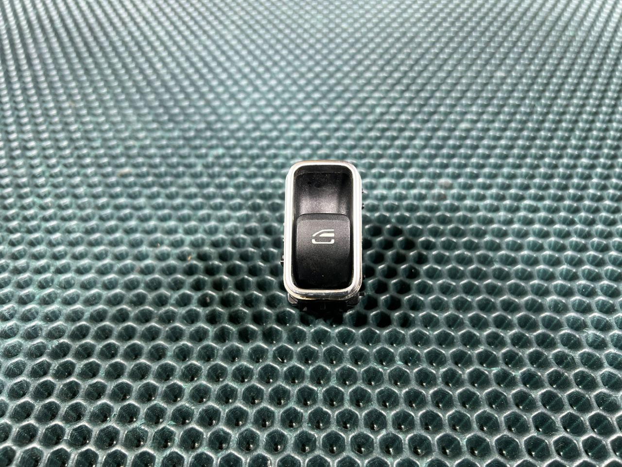 кнопка стеклоподъемника двери Mercedes-Benz CLA-Класс C118 2021, 2.0 л., бензин, АКПП, A1679050201 - фото №1