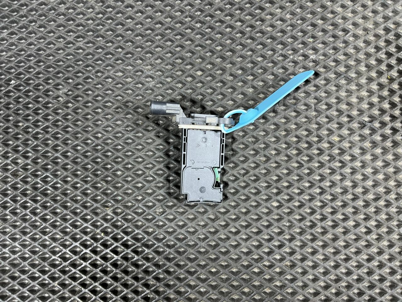 расходомер воздуха Chevrolet Trax 2 поколение 2024, 1.2 л., бензин, АКПП, внедорожник 5 дв., передний привод, 12714453, 12711405, 12671620, 12714359 - фото №1