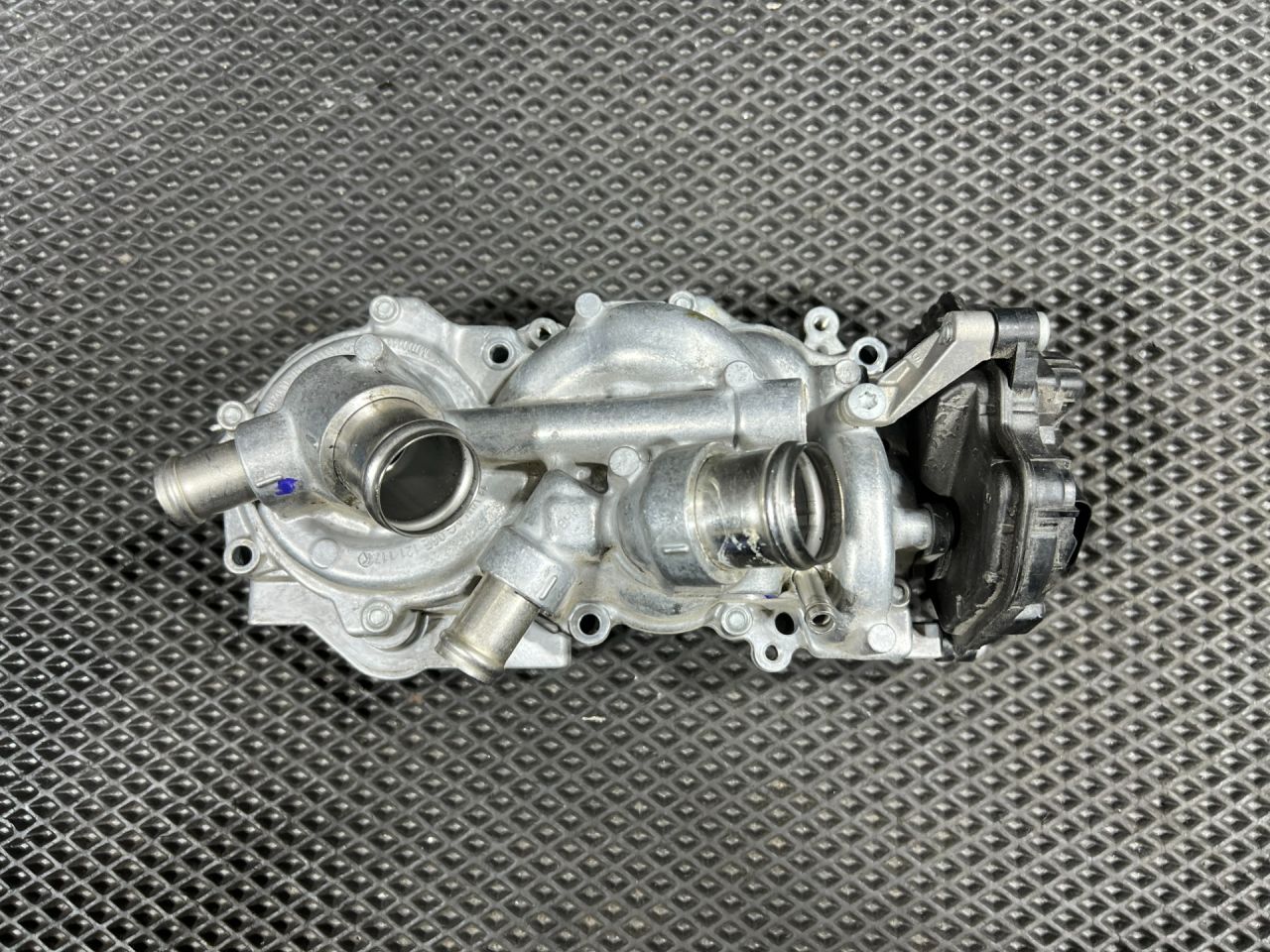 помпа Volkswagen Taos 1 поколение 2023, 1.5 л., DNKA, бензин, АКПП, внедорожник 5 дв., передний привод, 05E121111Q, 05E907593 - фото №1