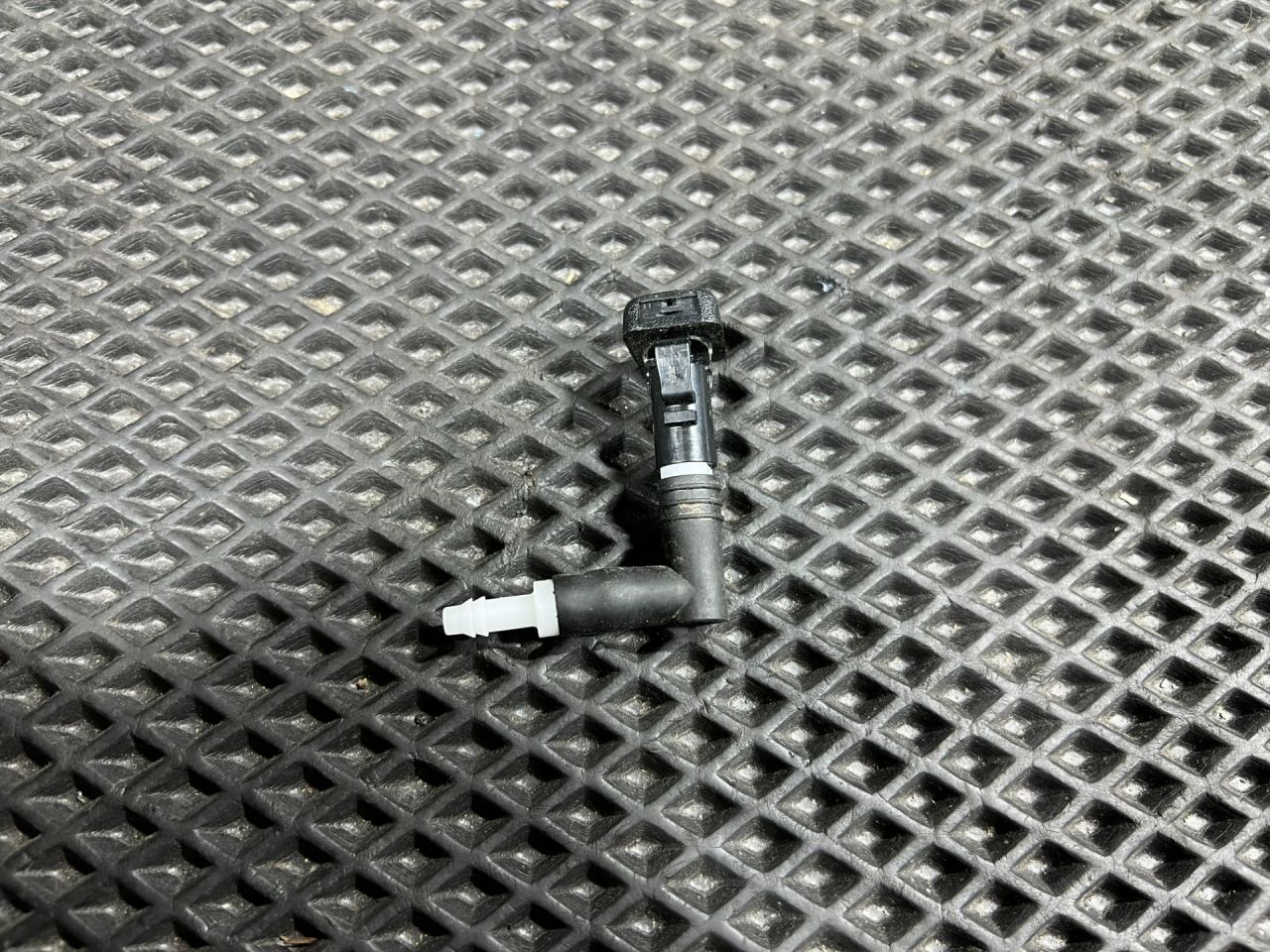 форсунка омывателя лобового стекла Chevrolet Trax 2 поколение 2024, 1.2 л., бензин, АКПП, внедорожник 5 дв., передний привод, 42734806 - фото №1