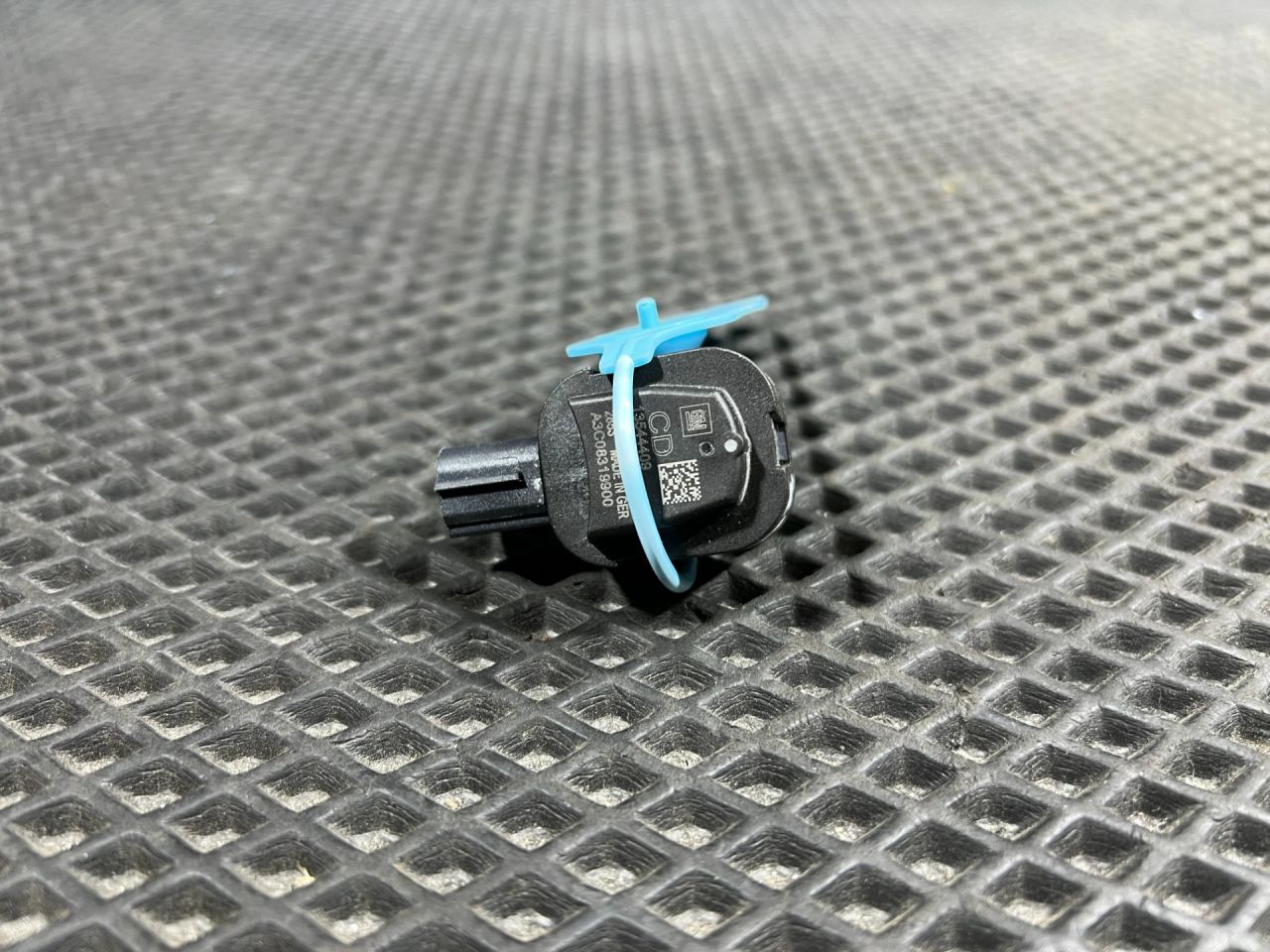 датчик удара Chevrolet Trax 2 поколение 2023, 1.2 л., бензин, АКПП, внедорожник 5 дв., 13544409 - фото №1