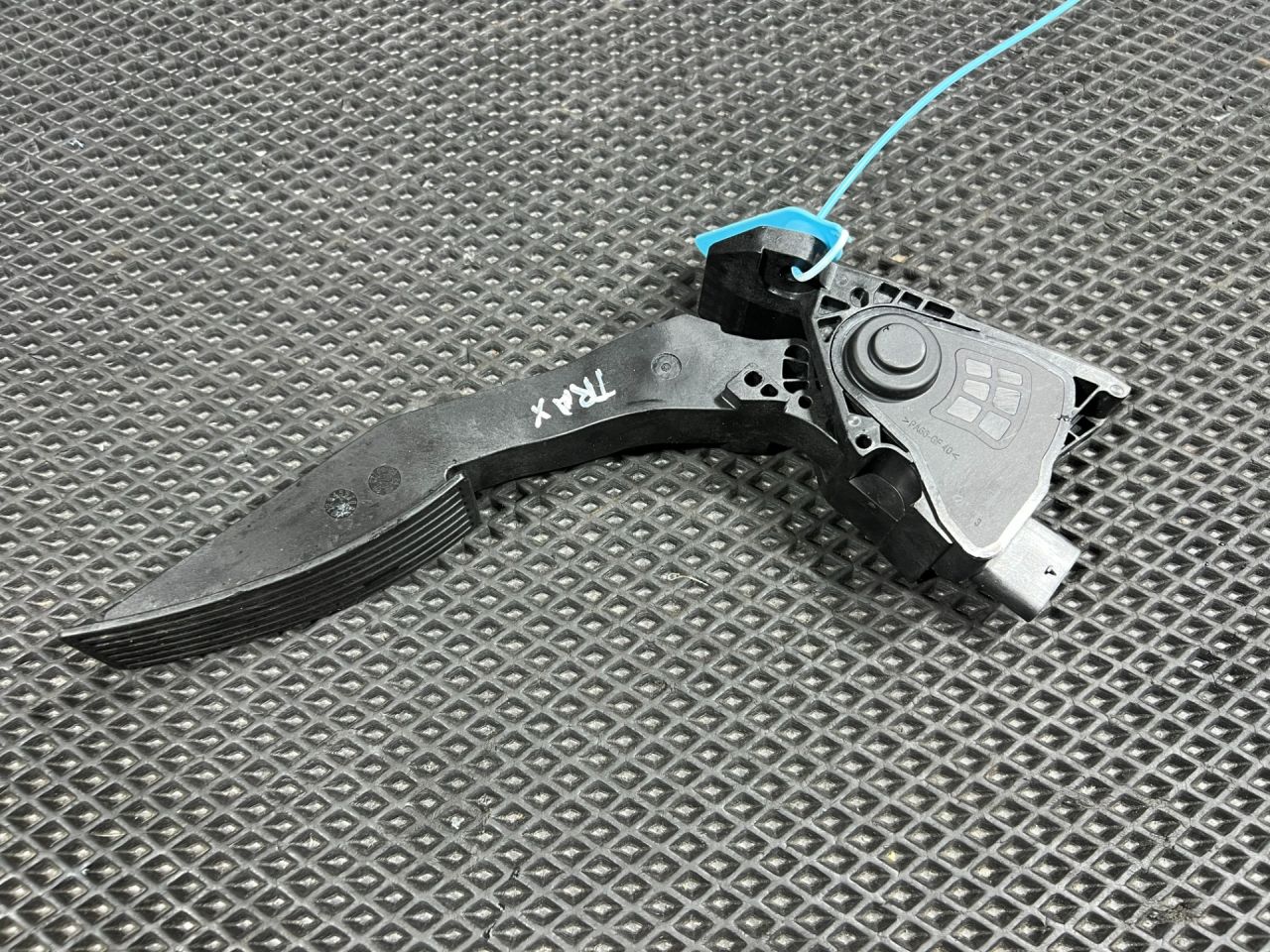 педаль Chevrolet Trax 2 поколение 2024, 1.2 л., LIH, бензин, АКПП, внедорожник 5 дв., передний привод, 42795022 - фото №1