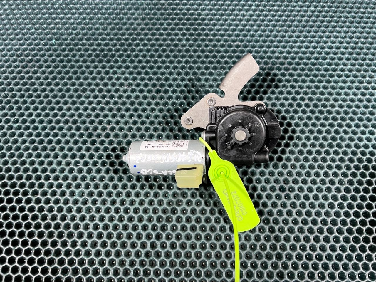 моторчик регулировки сиденья Mercedes-Benz GLB-Класс 1 поколение X247 2020, 2.0 л., бензин, АКПП, внедорожник 5 дв., 406161, 201009A2, 0276104 - фото №1