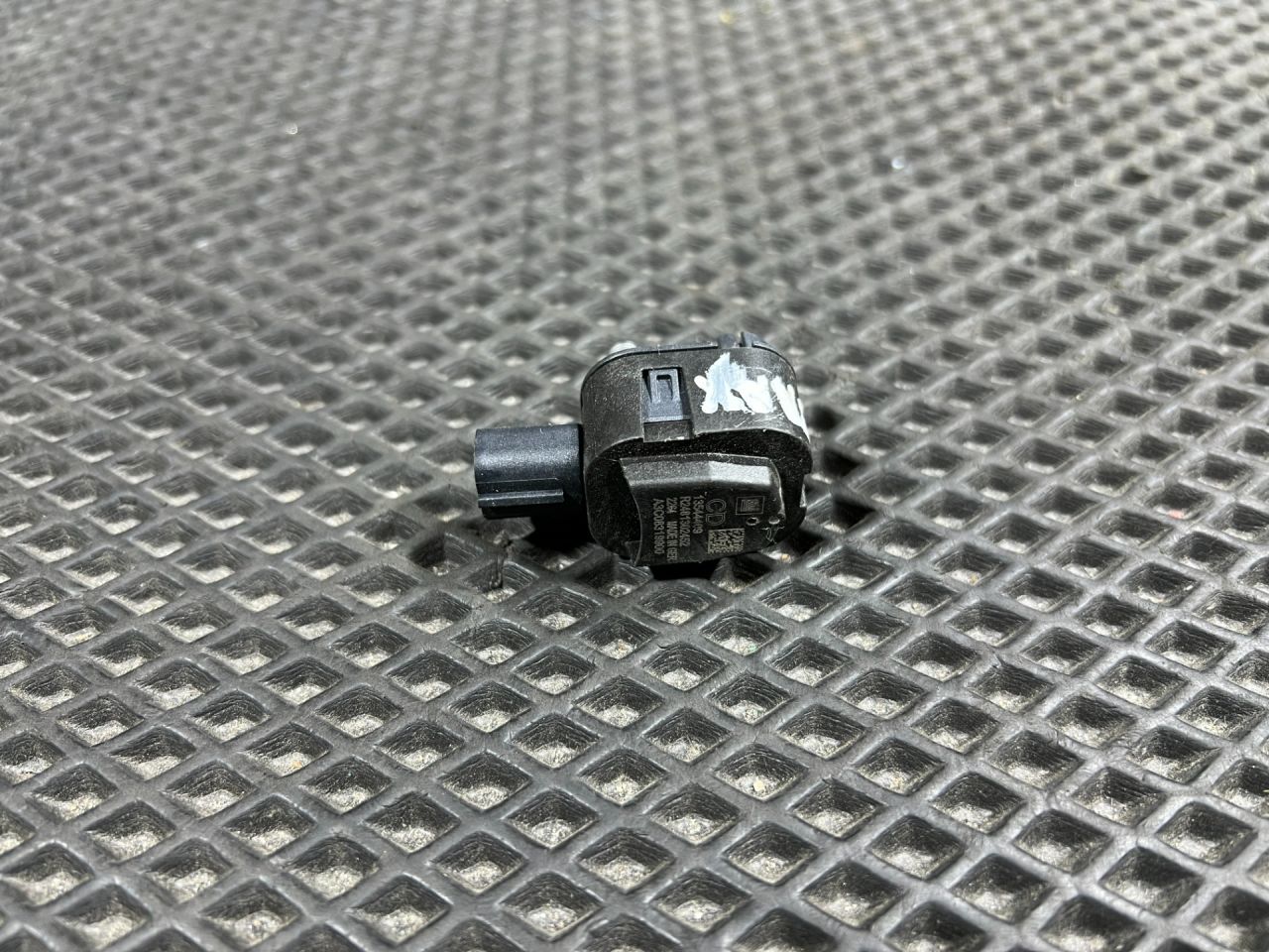 датчик удара Chevrolet Trax 2 поколение 2024, 1.2 л., бензин, АКПП, внедорожник 5 дв., передний привод, 13544409 - фото №1