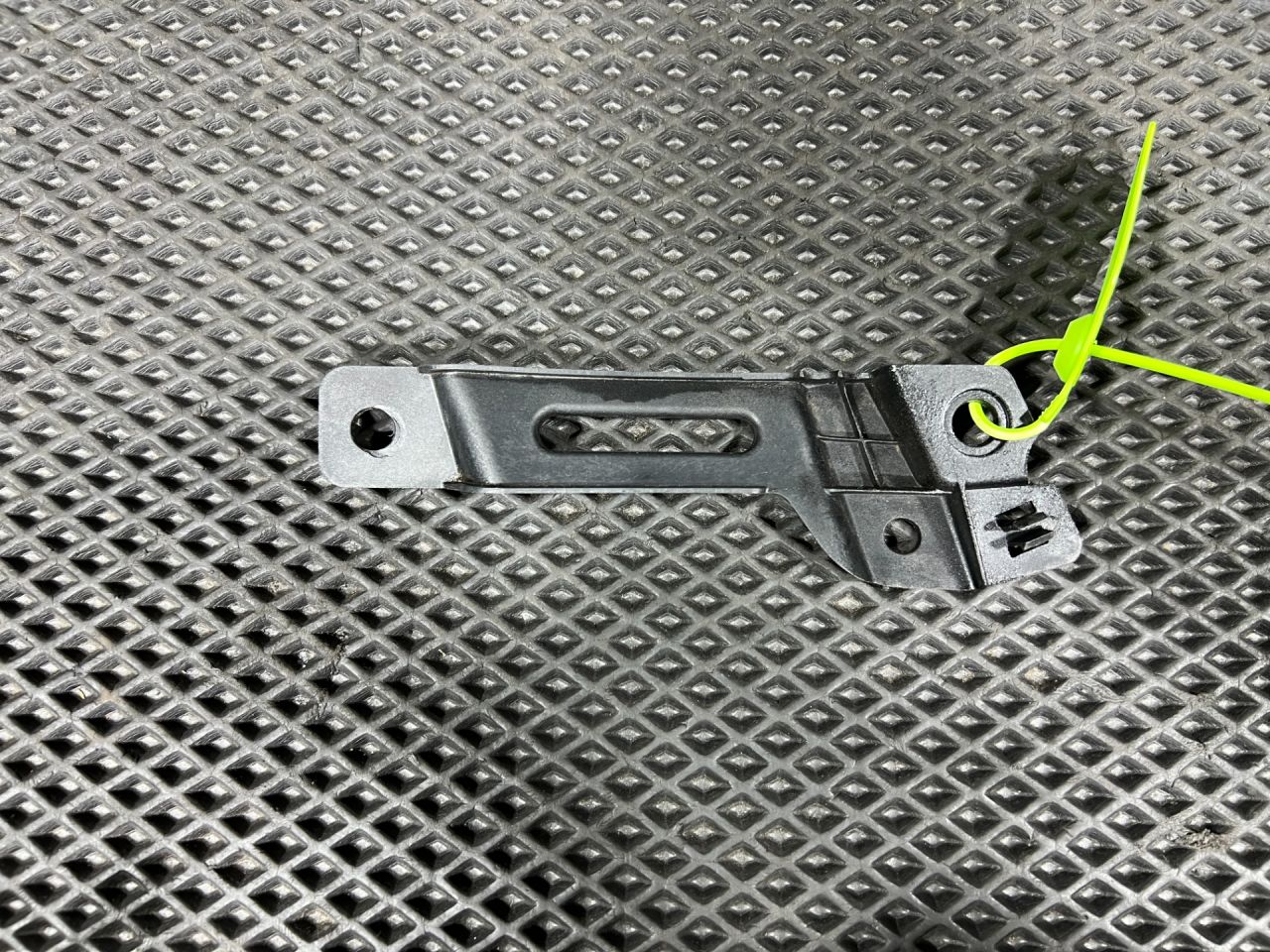 крепление ( кронштейн ) крыла Land Rover Range Rover Sport 2 поколение 2016, 5.0 л., 508PN, бензин, АКПП, внедорожник 5 дв., CPLA16290AC, LR033051, LR124567 - фото №1