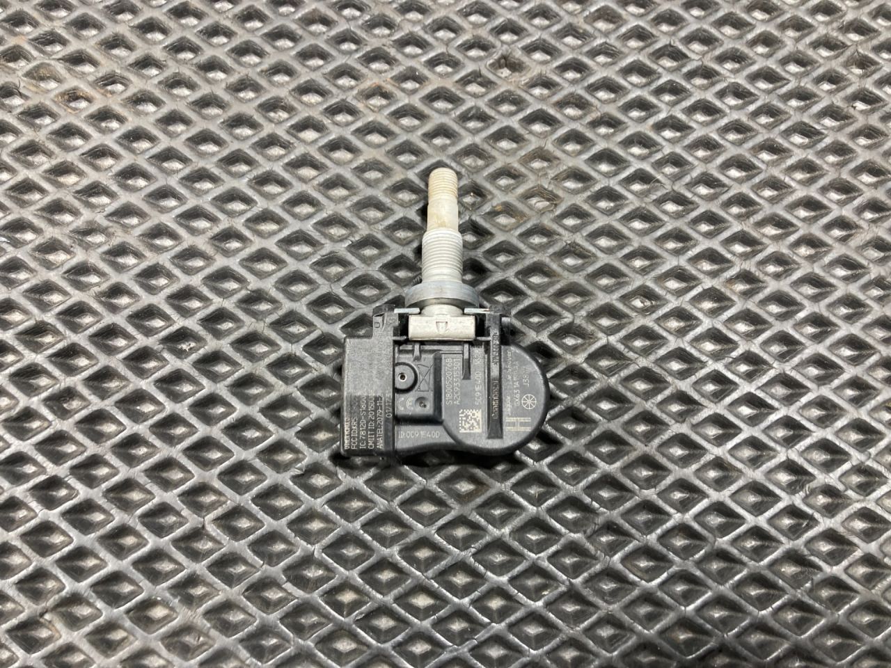 датчик давления в шине Land Rover Range Rover Sport 2 поколение 2015, 3.0 л., 306PS, бензин, АКПП, внедорожник 5 дв., FW931A159AB, GX631A159AA, C2D47173, LR070840, LR031712, LR058023, LR066378 - фото №1