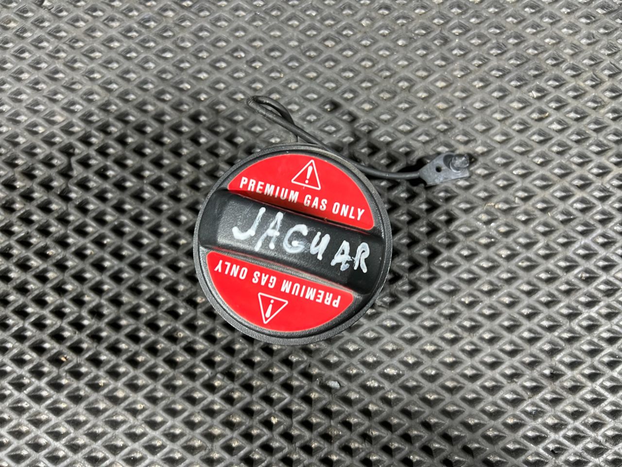 пробка топливного бака Jaguar XE 1 поколение 2017, 2.0 л., бензин, АКПП, седан, C2Z32583, T2H46581, T2H58092, T2H59149, FW939030AA - фото №1