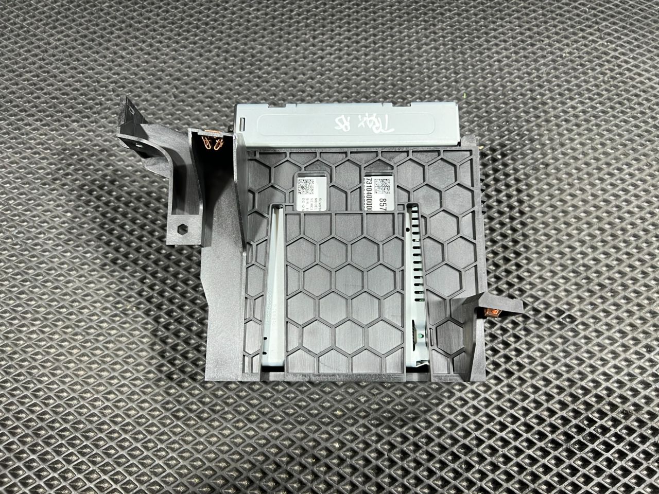 блок радио Chevrolet Trax 2 поколение 2024, 1.2 л., бензин, АКПП, внедорожник 5 дв., передний привод, 85720981, 84941995, 85041796, 85053154, 85059963, 85083585, 85087422, 85089006, 85099468, 86587297, 86797544 - фото №1