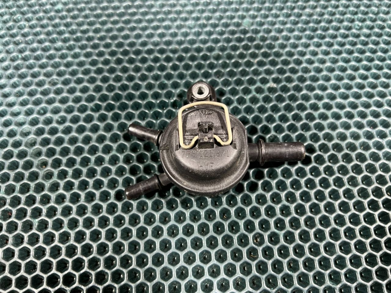 клапан вентиляции топливного бака Porsche Macan 1 поколение 2016, 3.0 л., MCT.MA, бензин, АКПП, внедорожник 5 дв., 7P5121671 - фото №1