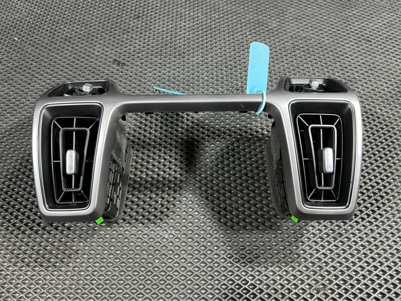 дефлектор обдува салона Kia Sorento 4 поколение 2023, 2.0 л., G4KA, бензин, АКПП, внедорожник 5 дв., передний привод, 84740-R5000 - фото №1