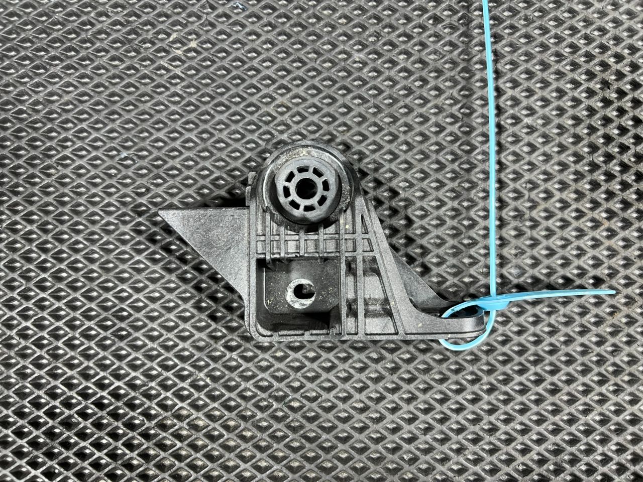 кронштейн радиатора Chevrolet Trax 2 поколение 2024, 1.2 л., бензин, АКПП, внедорожник 5 дв., передний привод, 42832563 - фото №1