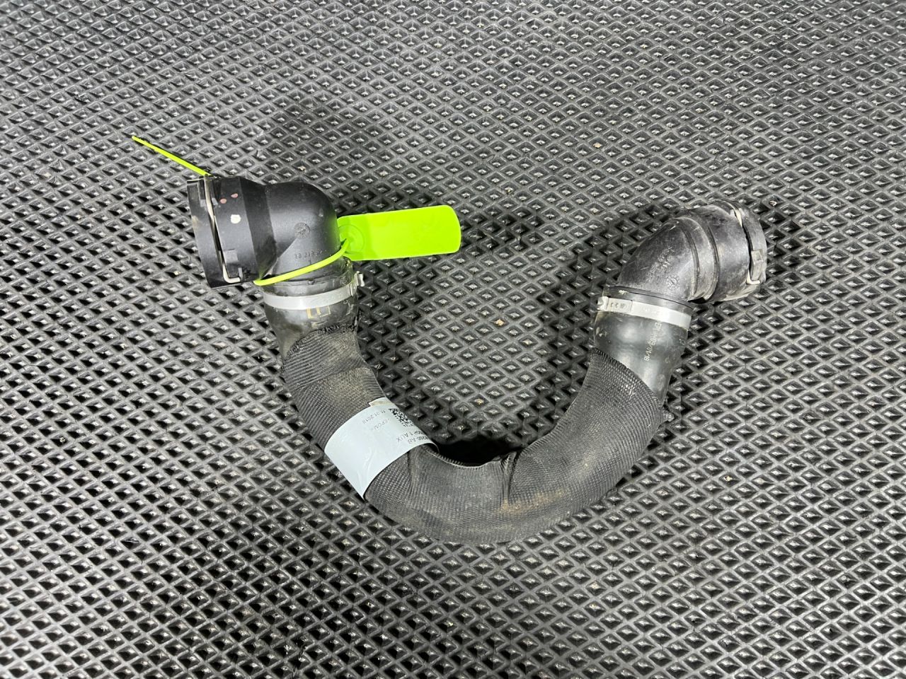 патрубок (трубопровод, шланг) Jaguar XE 1 поколение X760 2016, 2.0 л., бензин, АКПП, седан, JX738260AB, T2H20157 - фото №1