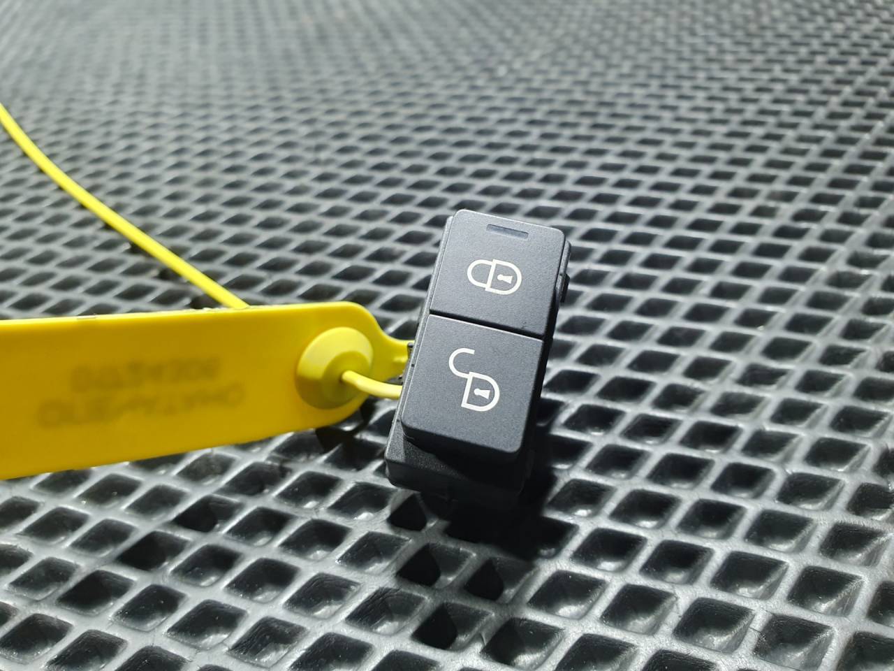 кнопка центрального замка Land Rover Range Rover Sport 2 поколение 2017, 3.0 л., 306PS, бензин, АКПП, внедорожник 5 дв., CPLA14017BD, LR034810, LR071265 - фото №1