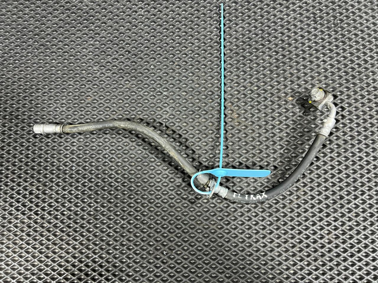 шланг тормозной Chevrolet Trax 2 поколение 2024, 1.2 л., бензин, АКПП, внедорожник 5 дв., передний привод, 60004384, 60004389 - фото №1