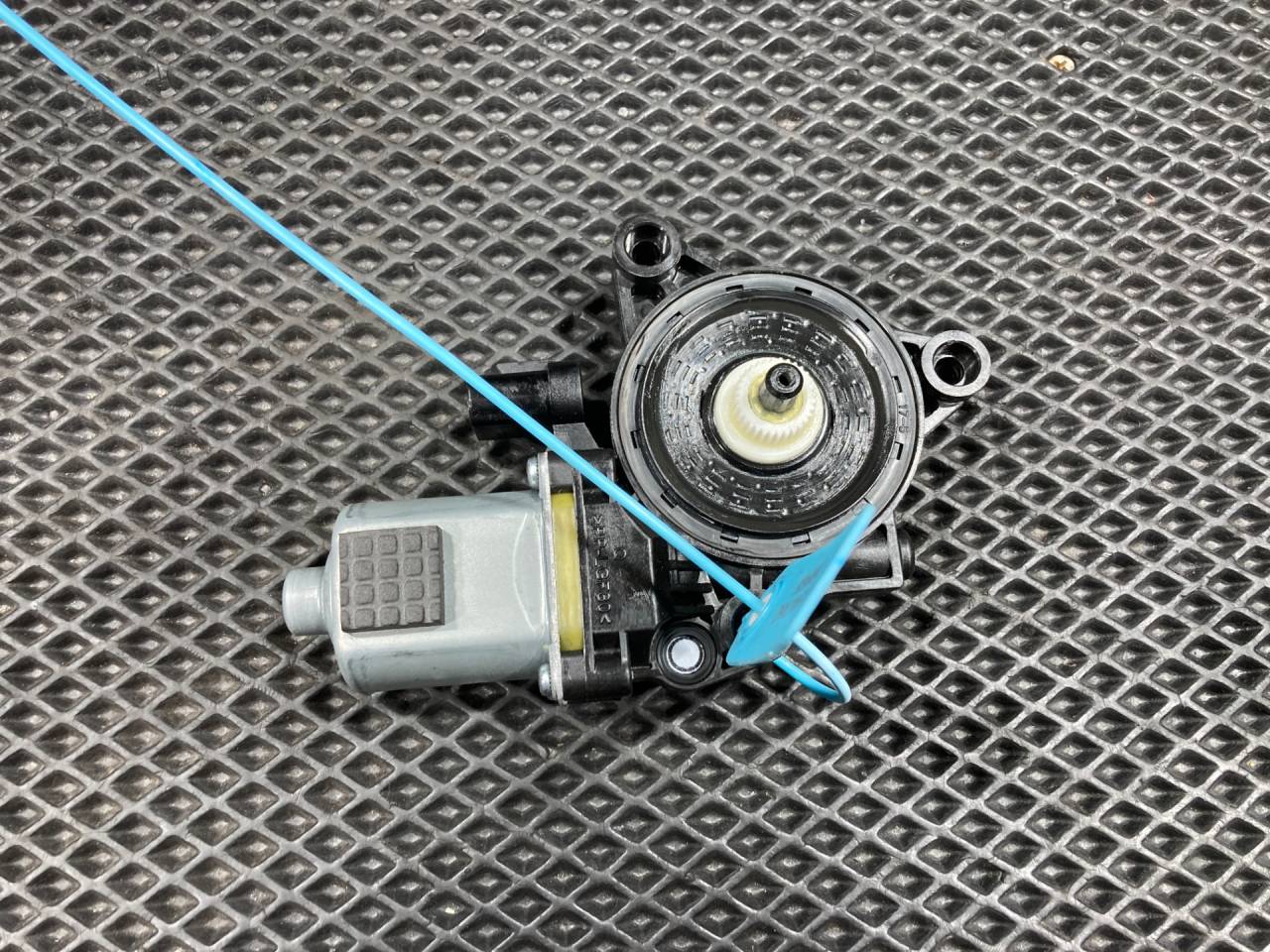 моторчик стеклоподъемника передний правый Kia K5 3 поколение 2020, 1.6 л., G4FP, бензин, АКПП, 82460L3000 - фото №1