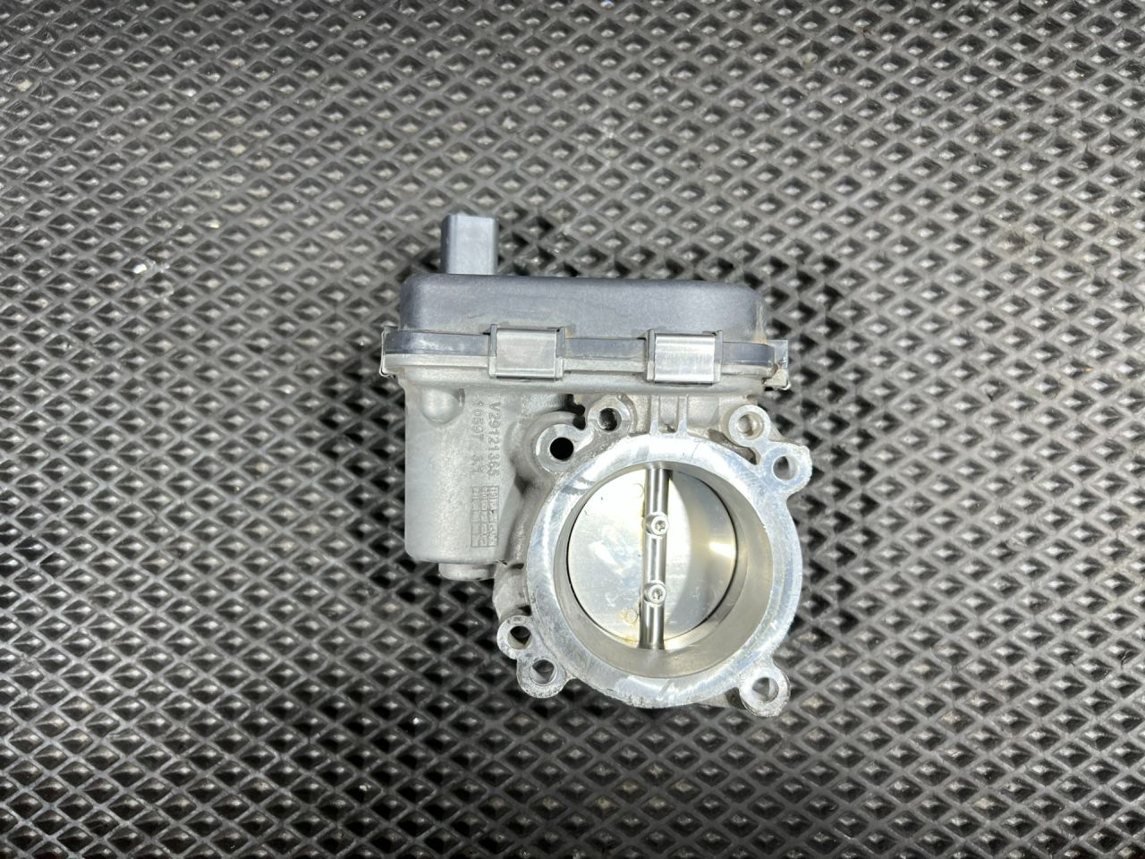 заслонка дроссельная Volkswagen Taos 1 поколение 2023, 1.5 л., DNKA, бензин, АКПП, внедорожник 5 дв., передний привод, 04E133062T - фото №1