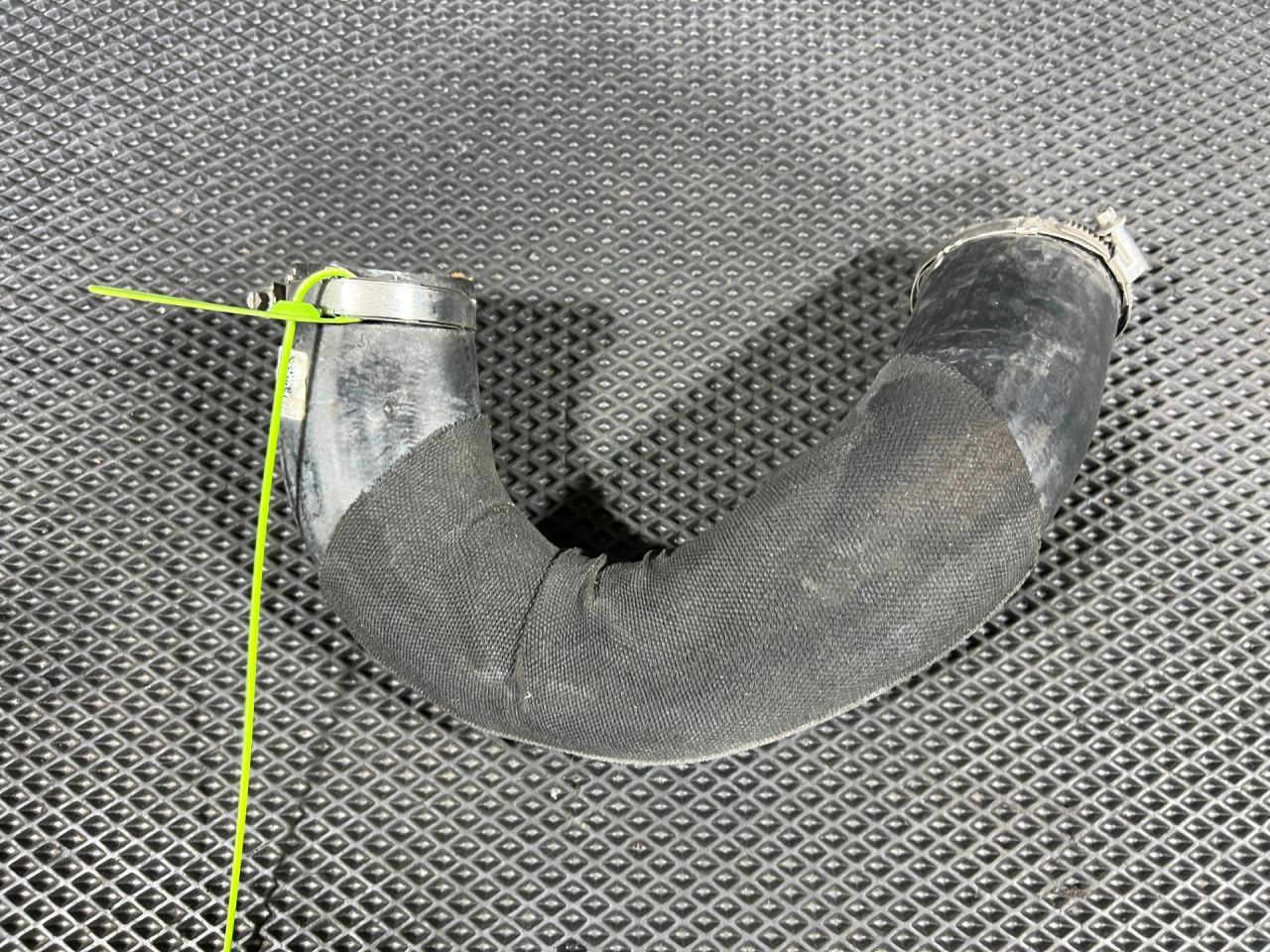 патрубок (трубопровод, шланг) Audi S4 B9 2017, 3.0 л., CWGD, бензин, АКПП, универсал, 8W0145738C - фото №1