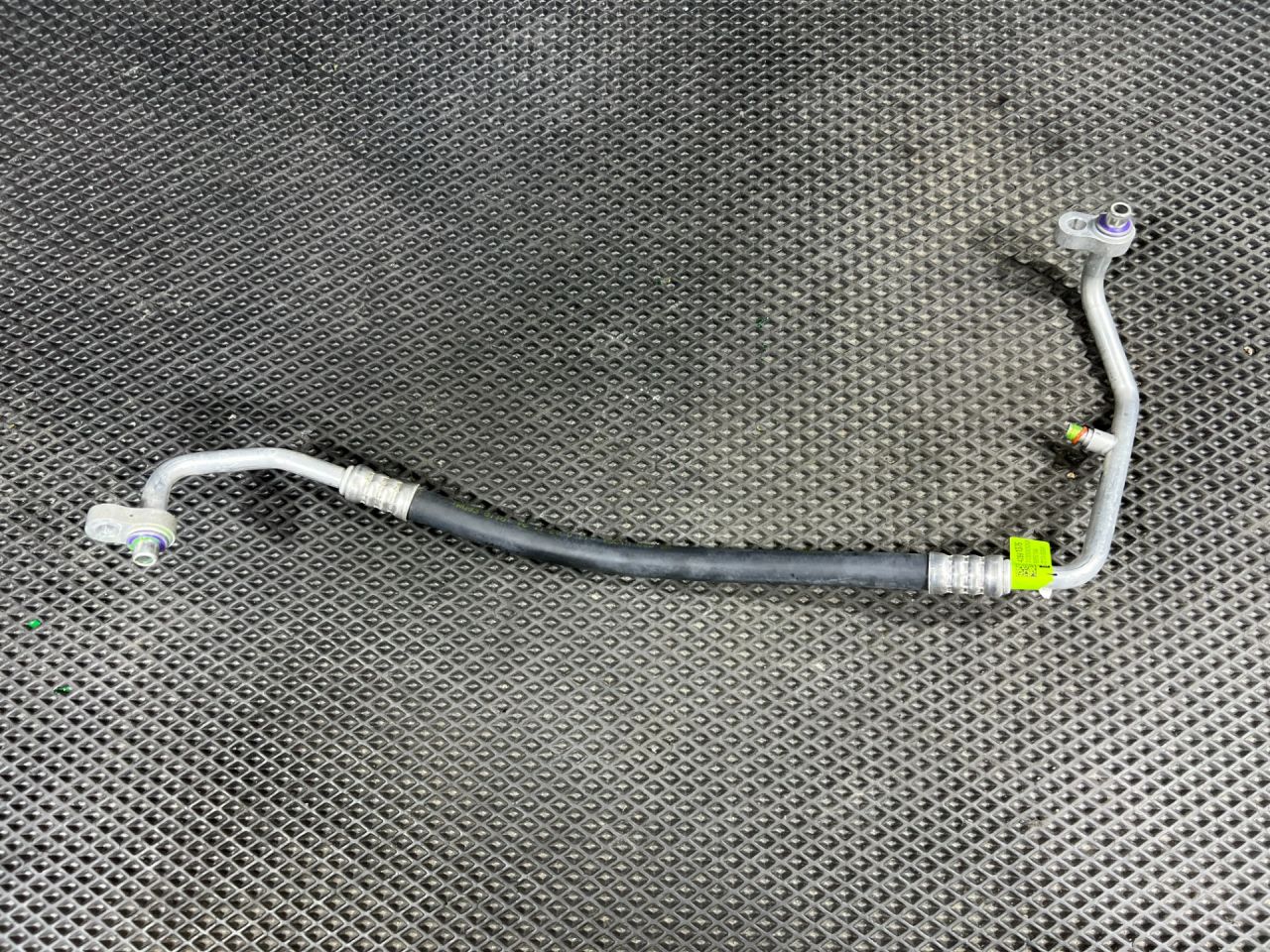 трубка кондиционера Chevrolet Trax 2 поколение 2023, 1.2 л., бензин, АКПП, внедорожник 5 дв., 42891376, 42768840 - фото №1