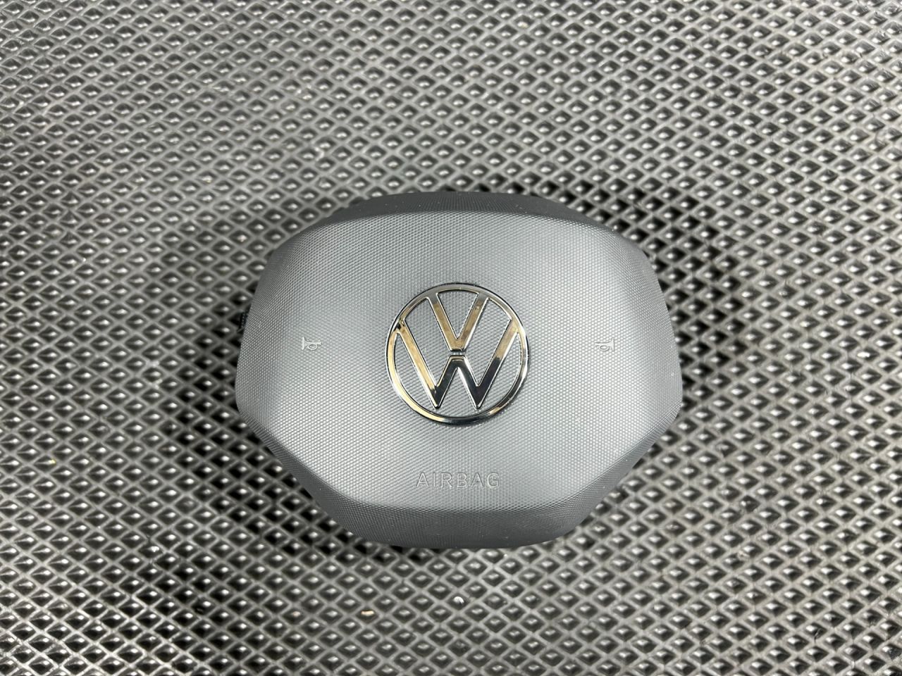 подушка безопасности водителя Volkswagen Taos 1 поколение 2023, 1.5 л., DNKA, бензин, АКПП, внедорожник 5 дв., передний привод, 2GJ880201F - фото №1