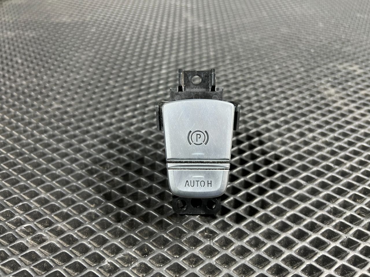 кнопка ручного тормоза (ручника) BMW 7 серия G11/G12 2017, 3.0 л., B57 D30 A, дизель, АКПП, седан, 6847013, 61316847013 - фото №1