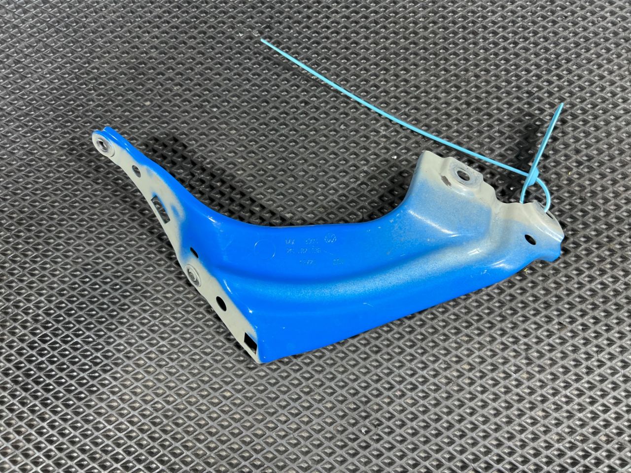 крепление ( кронштейн ) крыла Volkswagen Taos 1 поколение 2023, 1.5 л., DNKA, бензин, АКПП, внедорожник 5 дв., передний привод, 2GJ821136 - фото №1