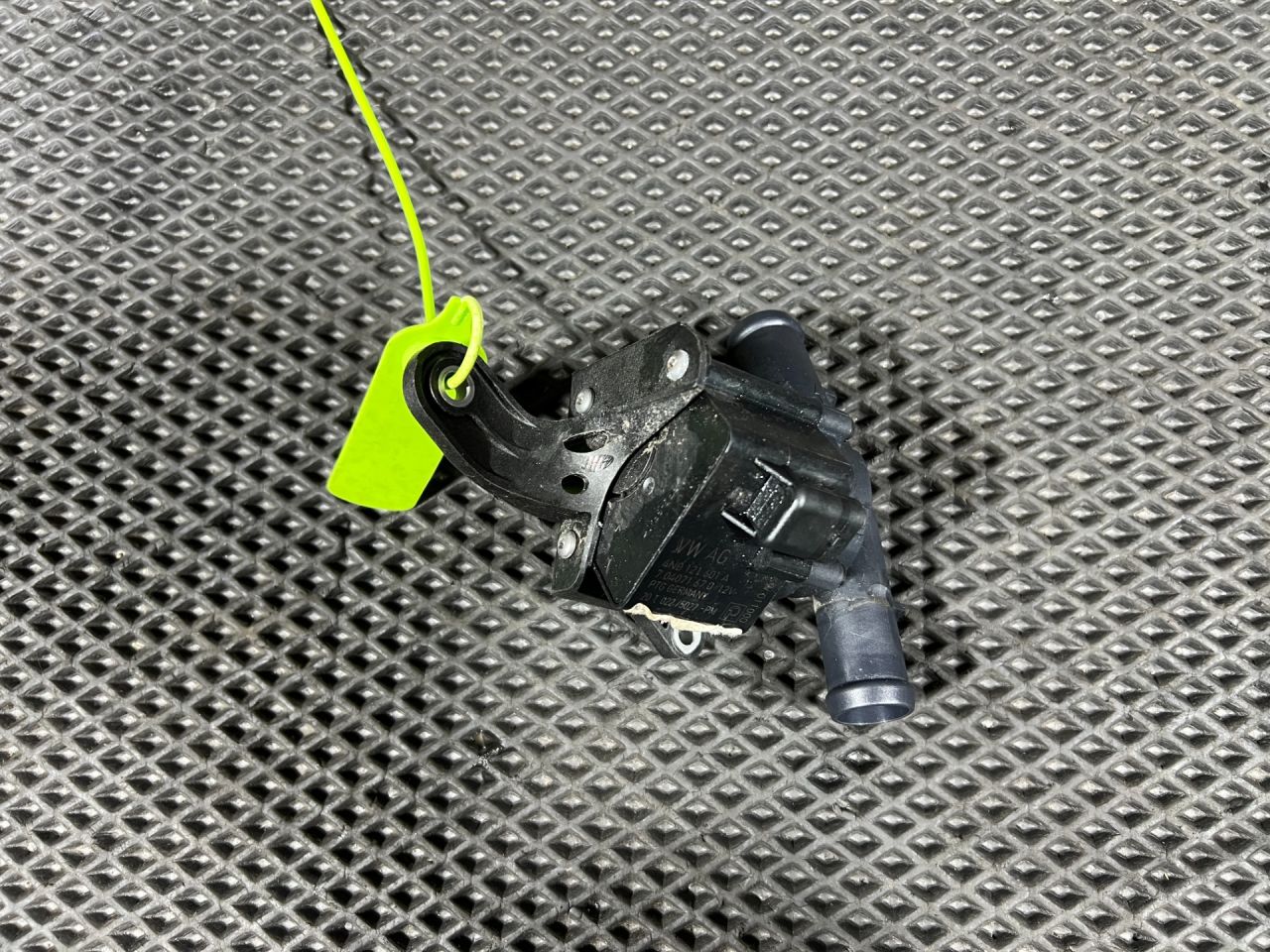 насос антифриза дополнительный Audi A8 D5 2021, 4.0 л., АКПП, седан, 4N0121601A - фото №1