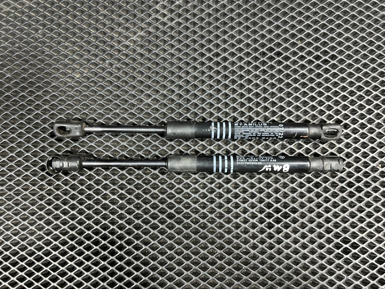 амортизатор капота BMW 7 серия G11/G12 2017, 3.0 л., B57 D30 A, дизель, АКПП, седан, 51237347403, 7347403 - фото №1