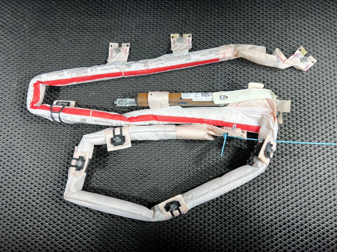 подушка безопасности боковая (шторка) Volkswagen Taos 1 поколение 2023, 1.5 л., DNKA, бензин, АКПП, внедорожник 5 дв., передний привод, 2GJ880742F - фото №1