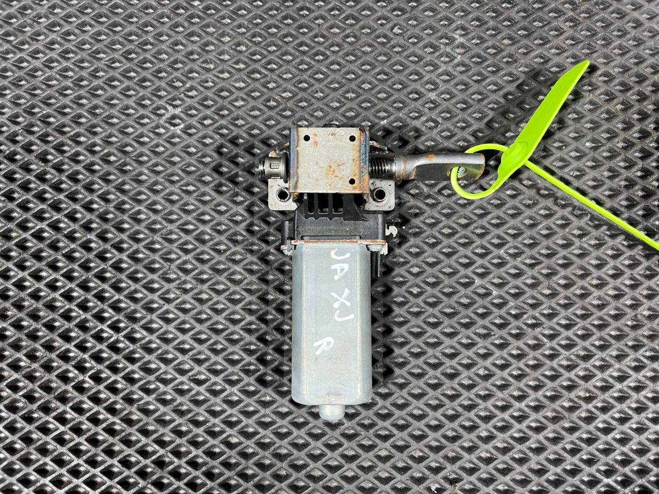 моторчик регулировки сиденья Jaguar XJ 4 поколение 2015, 5.0 л., 508PN, бензин, АКПП, седан, 974467104 - фото №1