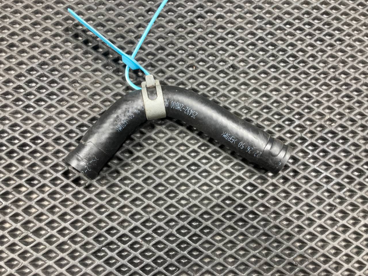 патрубок (трубопровод, шланг) Kia K5 3 поколение 2020, 1.6 л., G4FP, бензин, АКПП, 25492-2M800 - фото №1