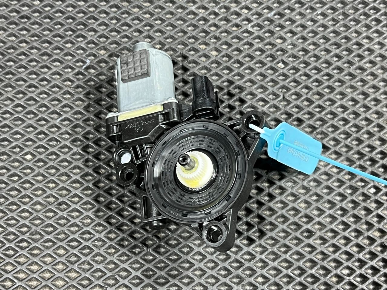 моторчик стеклоподъемника задний левый Kia K5 3 поколение 2022, 1.6 л., G4FP, бензин, АКПП, седан, 83450L3000 - фото №1