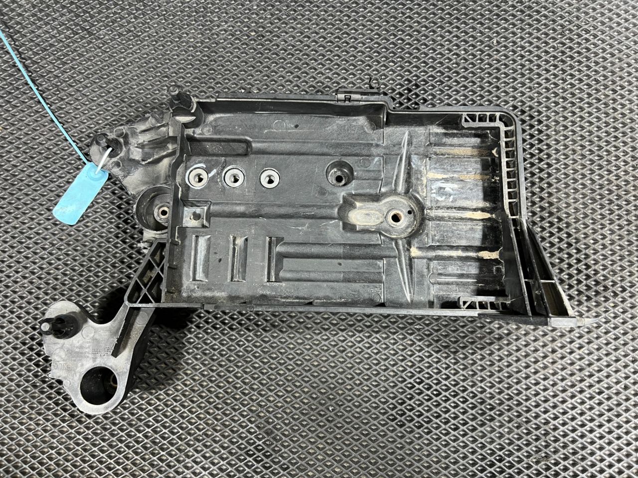 полка аккумулятора Volkswagen Taos 1 поколение 2023, 1.5 л., DNKA, бензин, АКПП, внедорожник 5 дв., передний привод, 5Q0915321K - фото №1