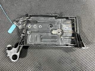 полка аккумулятора Volkswagen Taos 1 поколение 2023, 1.5 л., DNKA, бензин, АКПП, внедорожник 5 дв., передний привод, 5Q0915321K