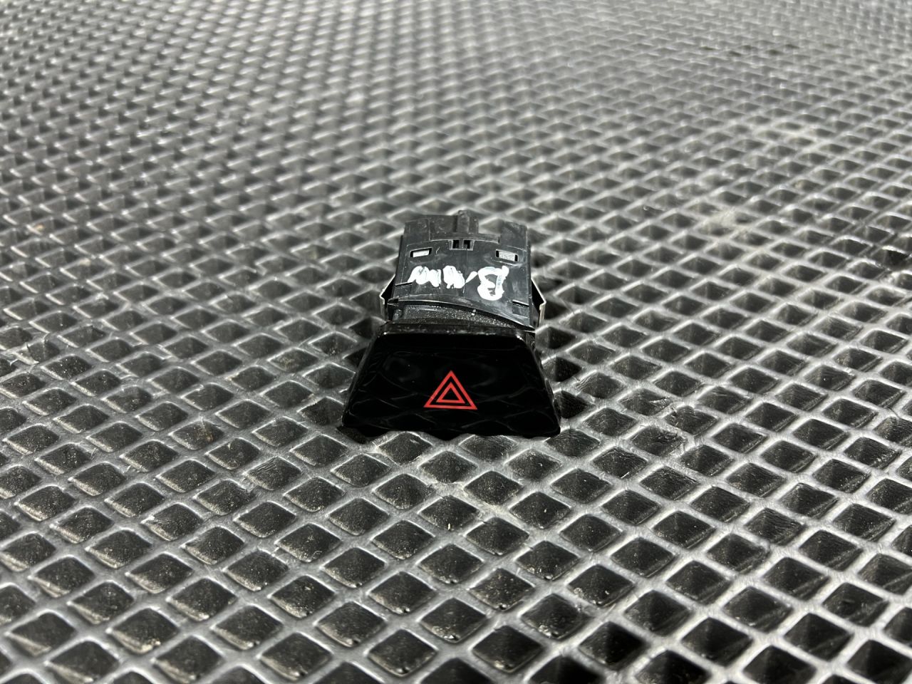 кнопка аварийной сигнализации BMW 7 серия G11/G12 (2015 - 2026), бензин, АКПП, седан, 61316993046, 6993046, 61319296076, 9296076 - фото №1