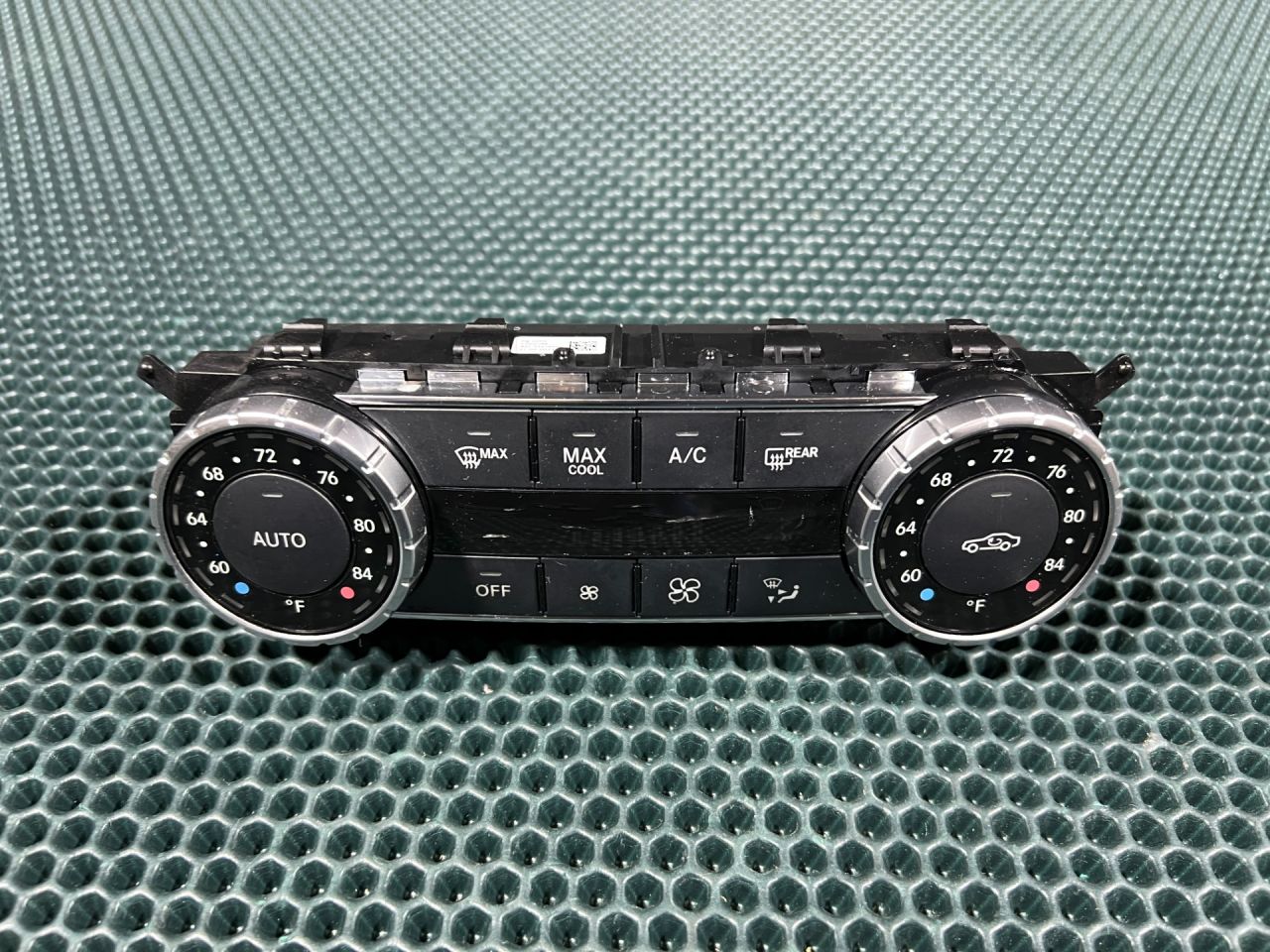 блок управления печки / климат-контроля Mercedes-Benz CLS-Класс C218/X218 2012, 5.5 л., бензин, АКПП, A2049006808, A2049000915, A2049001207, A2049004003, A2049004512, A2049006005, A204900771580, A2049007715 - фото №1