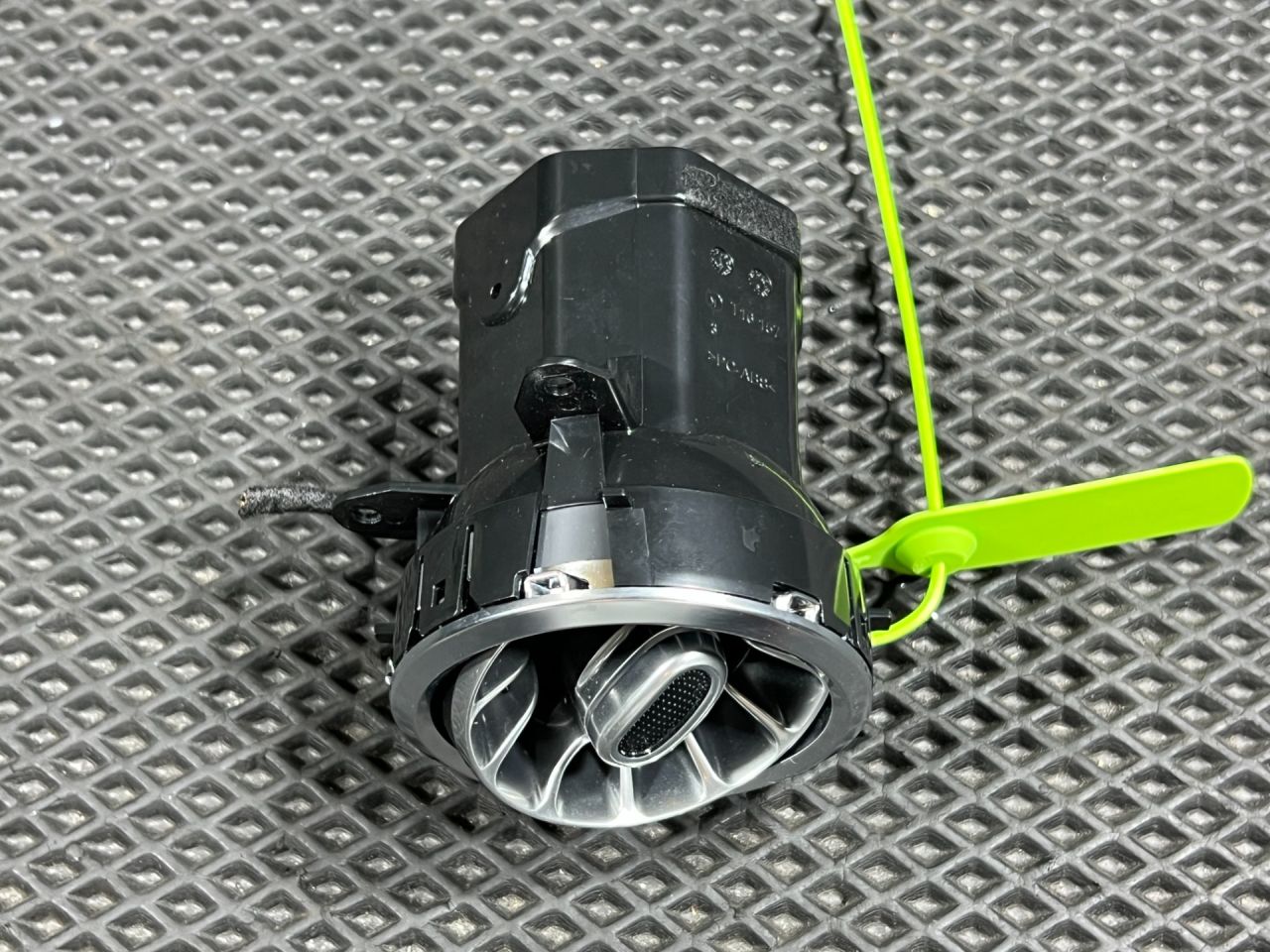 дефлектор обдува салона Mercedes-Benz CLA-Класс C118 2021, 2.0 л., бензин, АКПП, A17783091009051 - фото №1