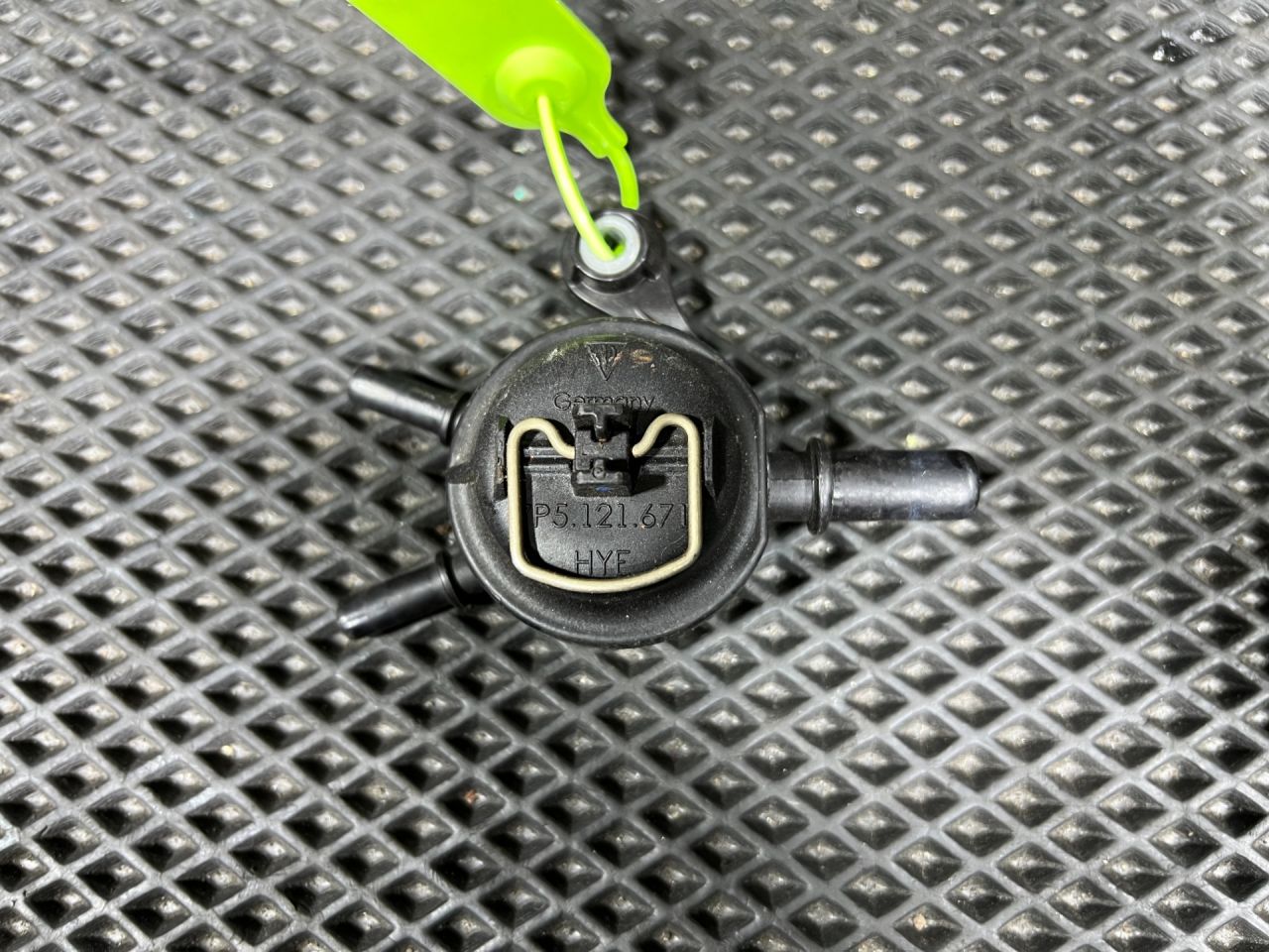 клапан вентиляции топливного бака Porsche Macan 1 поколение 2016, 3.0 л., MCT.MA, бензин, АКПП, внедорожник 5 дв., 7P5121671, 97010644900 - фото №1