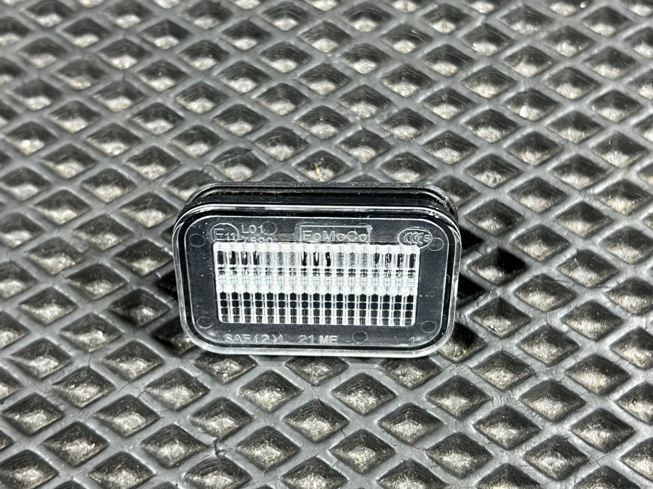 подсветка номера Ford Mustang Mach-E 1 поколение 2023, электро, внедорожник 5 дв., LJ8B13550AB - фото №1