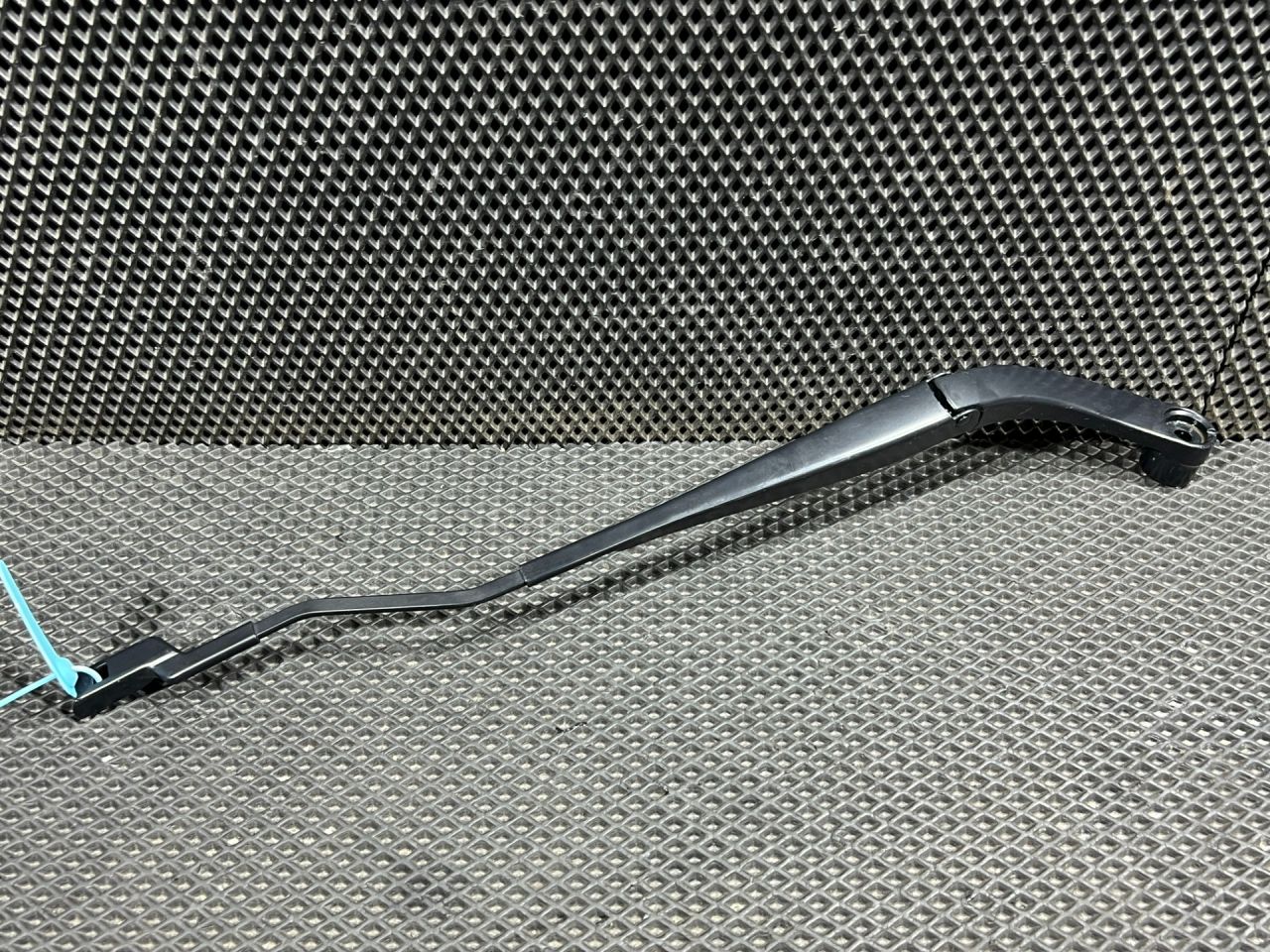 щеткодержатель (поводок стеклоочистителя, дворник) Buick Envista 1 поколение 2024, 1.2 л., бензин, АКПП, внедорожник 5 дв., 42734490 - фото №1