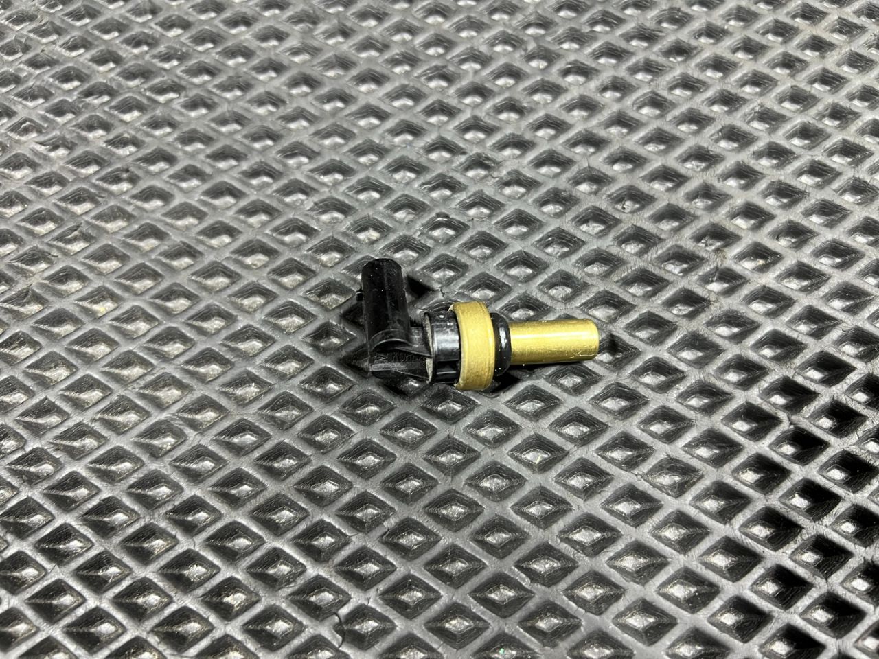 датчик температуры охлаждающей жидкости Chevrolet Trax 2 поколение 2024, 1.2 л., бензин, АКПП, внедорожник 5 дв., передний привод, 12641073 - фото №1