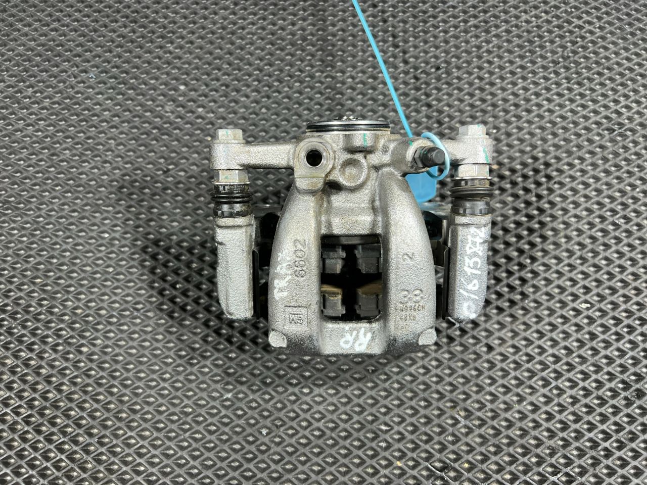 суппорт задний правый Chevrolet Trax 2 поколение 2023, 1.2 л., LIH, бензин, АКПП, внедорожник 5 дв., 60007794 - фото №1