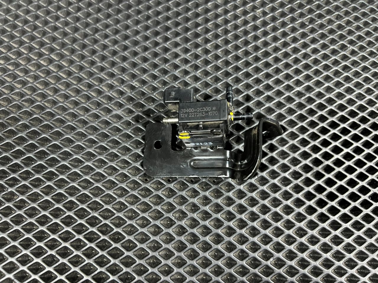 электромагнитный клапан Kia Sorento 4 поколение 2023, 2.5 л., бензин, АКПП, внедорожник 5 дв., передний привод, 39400-2C300 - фото №1