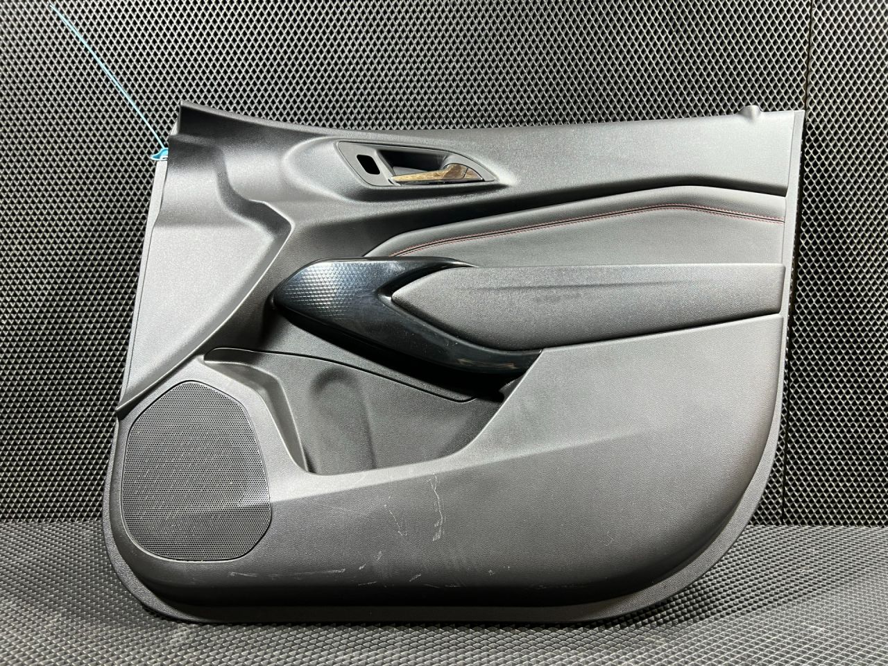 обшивка двери передняя правая Chevrolet Trax 2 поколение 2023, 1.2 л., LIH, бензин, АКПП, внедорожник 5 дв., 84629910, 42851046, 42843272, 42851034, 42890422, 42914487 - фото №1
