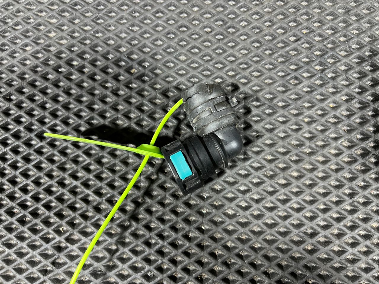 патрубок (трубопровод, шланг) Jaguar XE 1 поколение 2018, АКПП, седан, PA66GF30, EPDM - фото №1