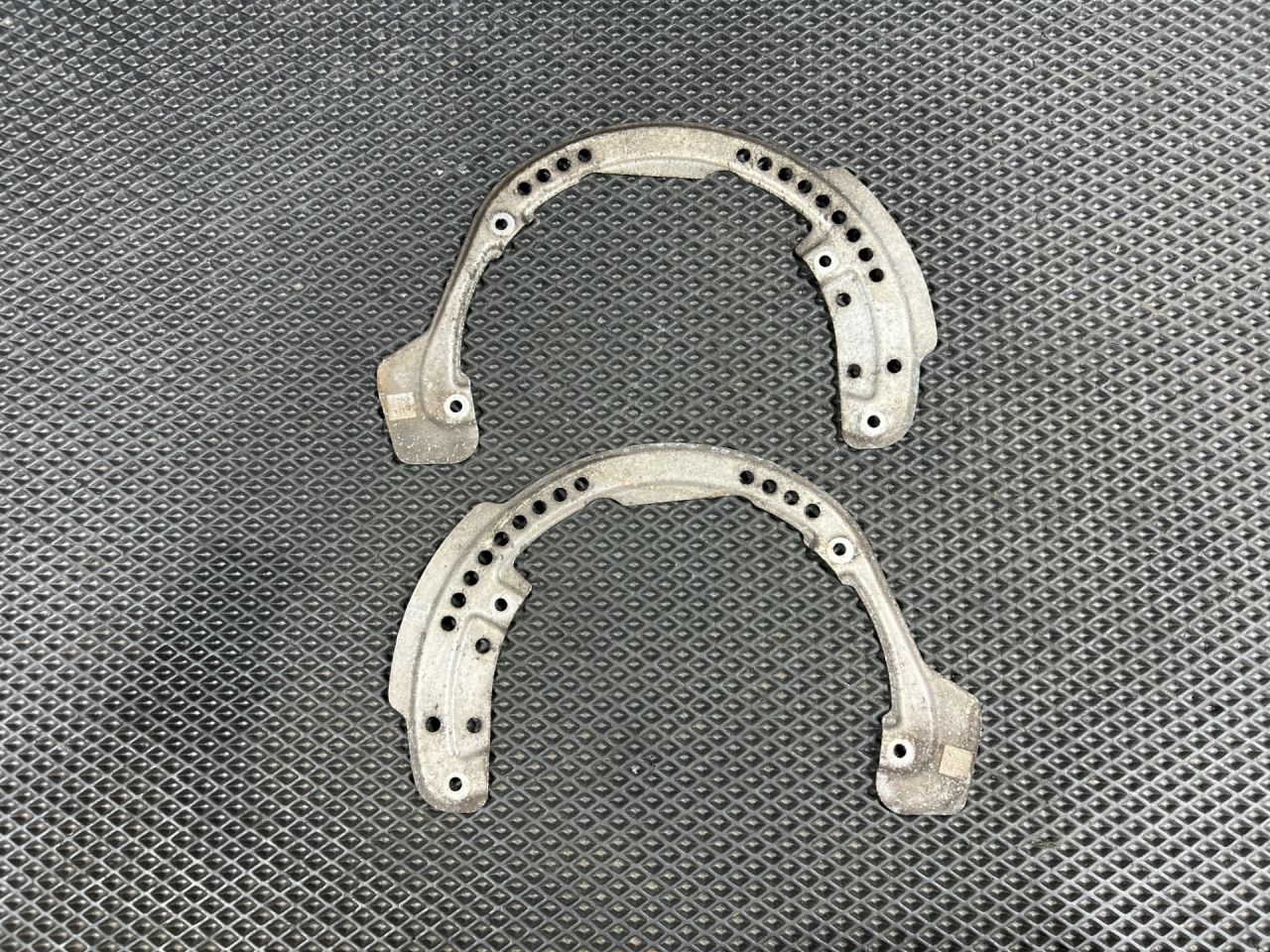 защитный кожух тормозного механизма Porsche Boxster 981 2016, 3.4 л., бензин, 98135280102, 98135280202 - фото №1